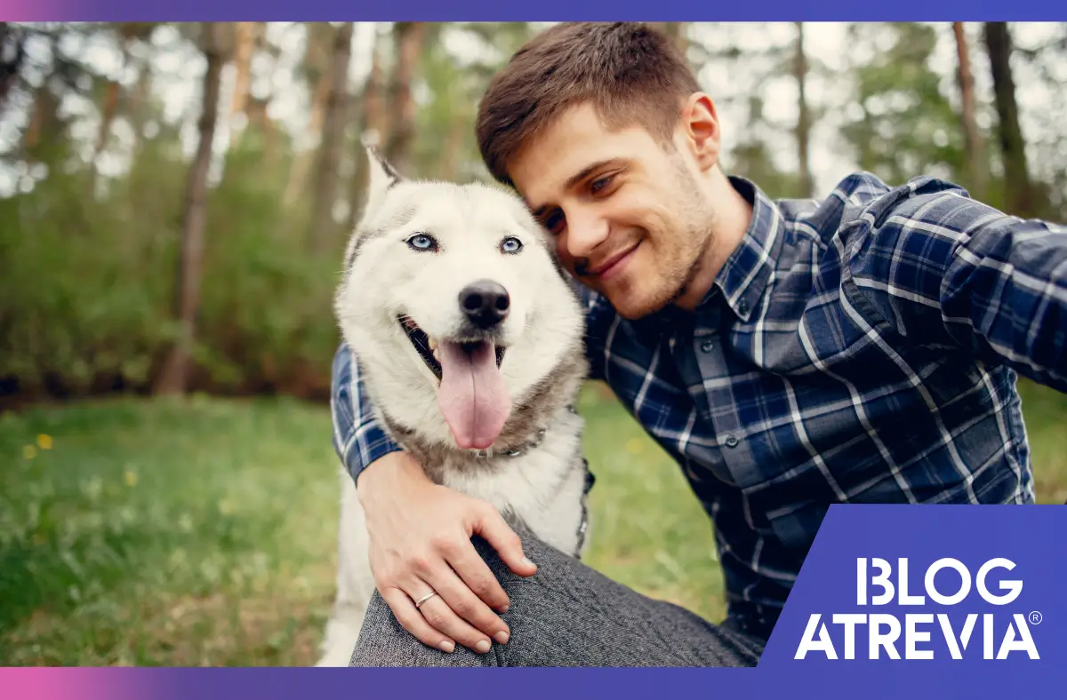 Dueño que se ha informado sobre el apego ansioso en perros.